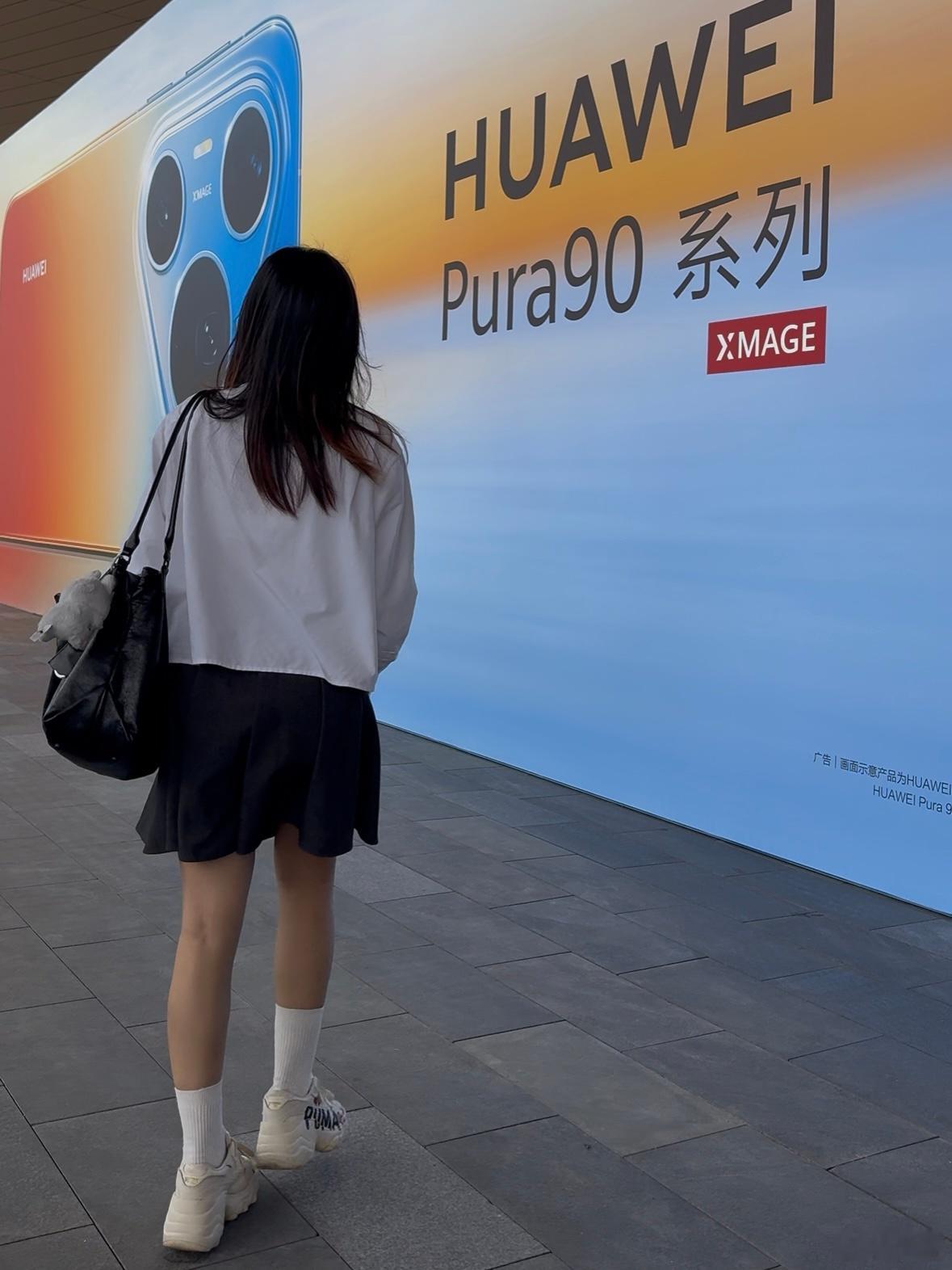 天塌了，刚才发现我挂包包上的labubu也不见了...昨天参加华为发布会还挂着呢