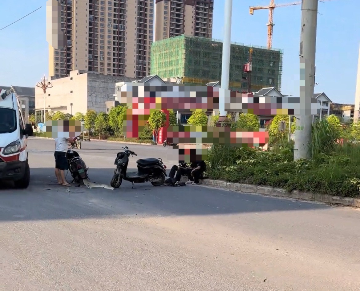 【玉林某香某城路口电车碰撞有人被送医】4月25日，网友爆料称：玉林市某香某城附近