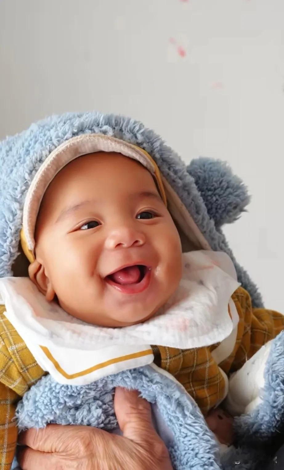 拉乌和小刘远赴非洲，才四个月宝贝的儿子凯凯被奶奶爷爷带。
奶奶把凯凯带的很干净，