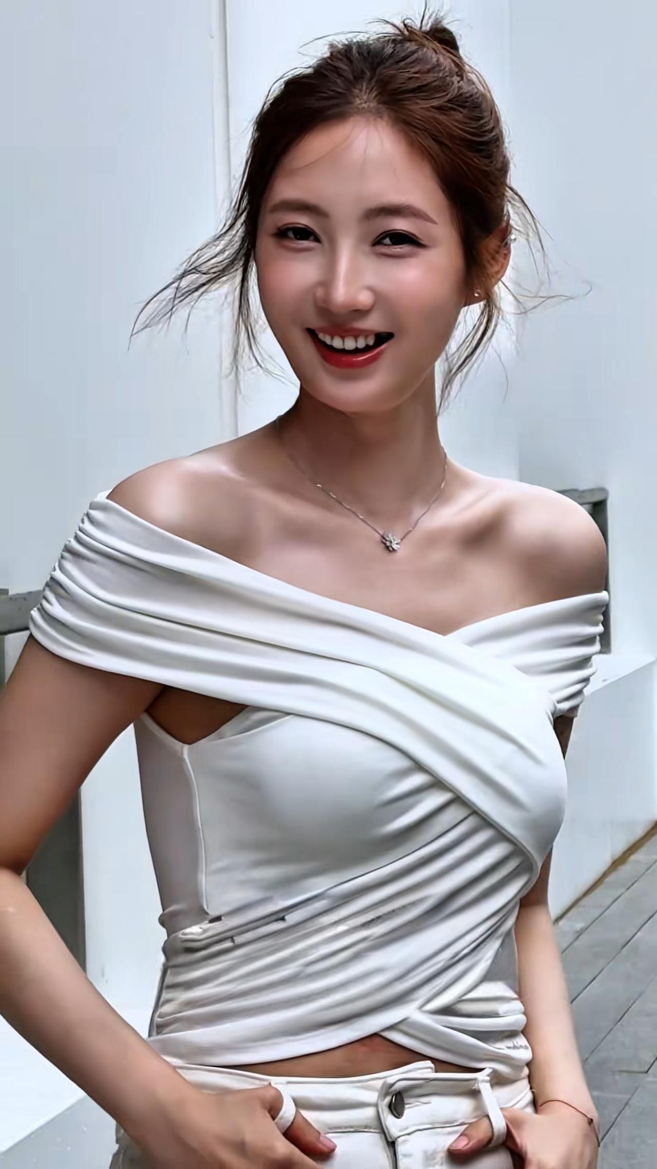 魏菁，无美颜，无高P，最新生活照。模特 选美冠军