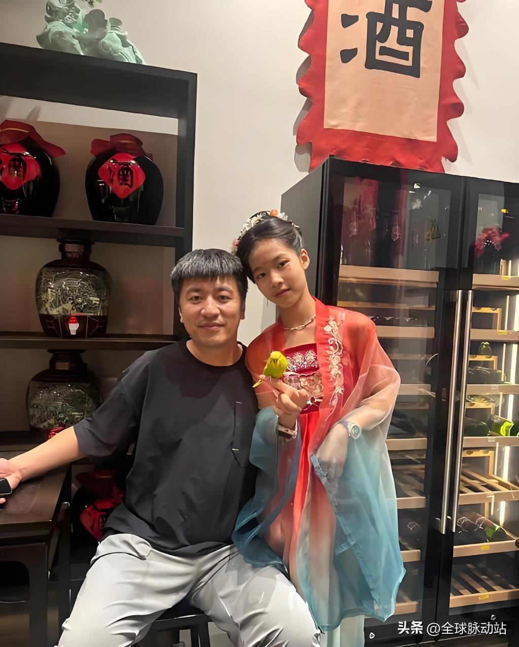 张姩菡今年11岁，是张雪峰的独生女。去年她就许愿，希望爸爸别那么忙，能早睡早起、