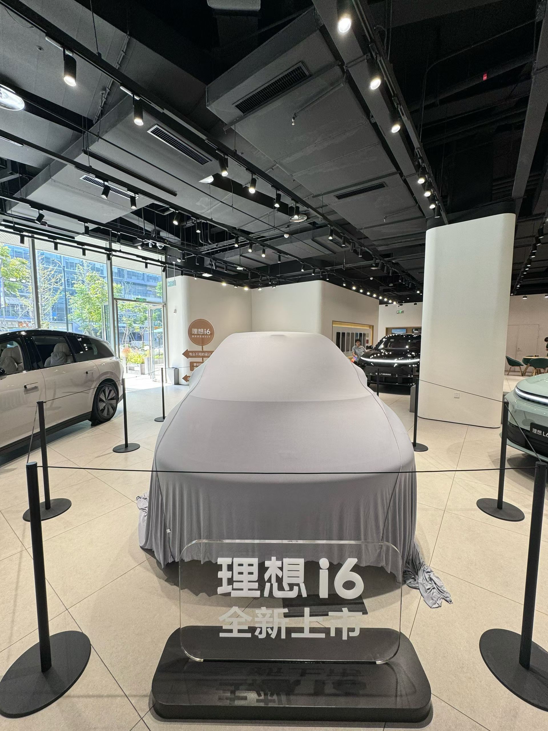 朋友圈理想销售发的，店里已经准备好了。易烊千玺理想汽车品牌代言人 ​​​