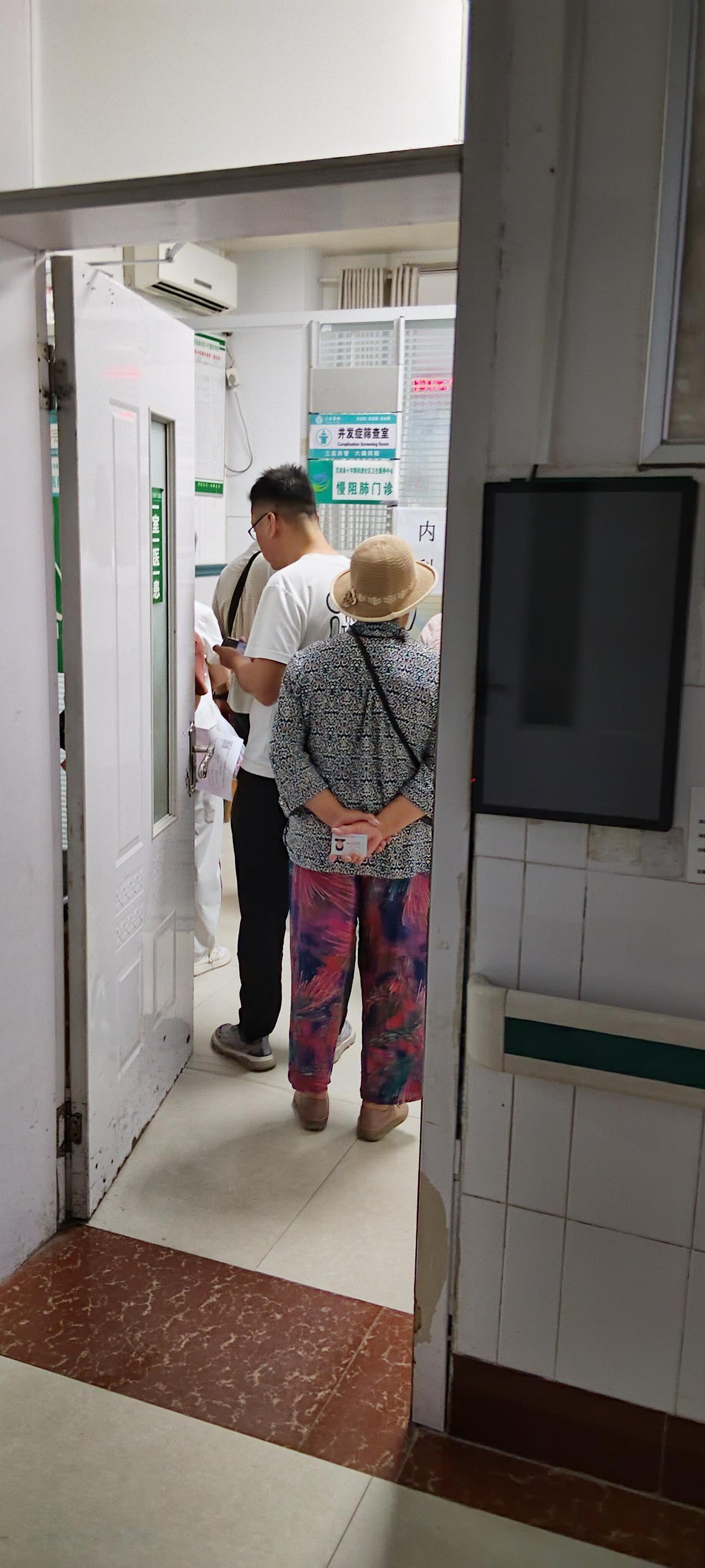 今天又去我们这里的社区卫生服务中心取药了。
光开单排队，就排了一个多小时。
前边