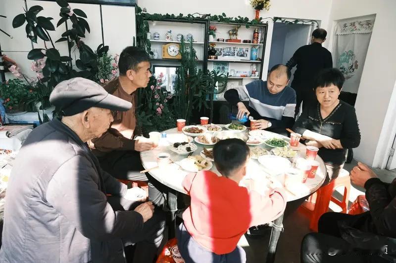 亲戚之间，走得太近，往往是一场灾难
 
很多人以为亲戚就要常来常往，无话不谈，掏