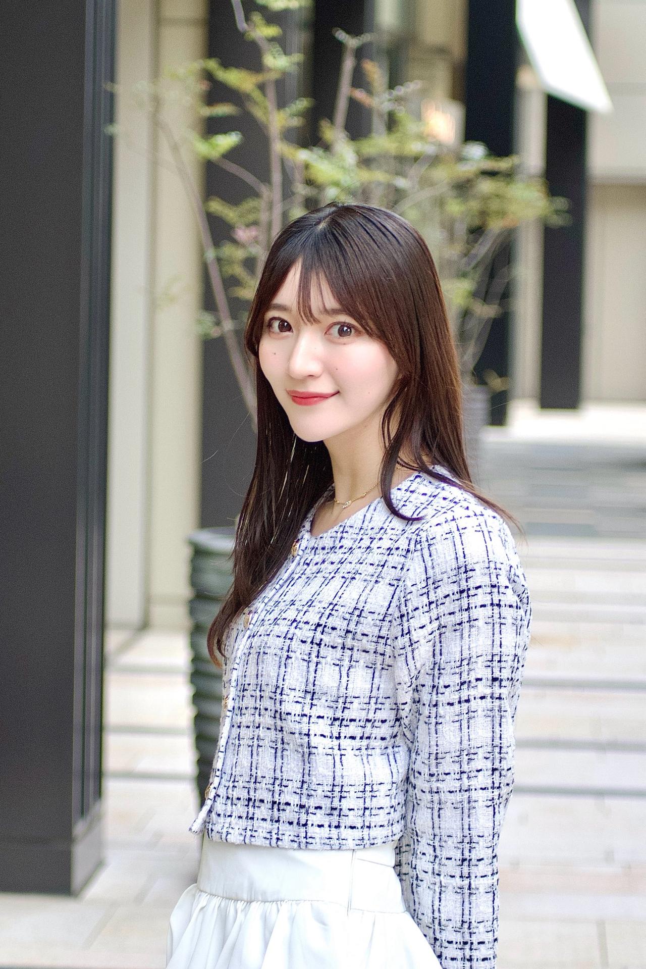 一个穿格子衫的女孩在微笑