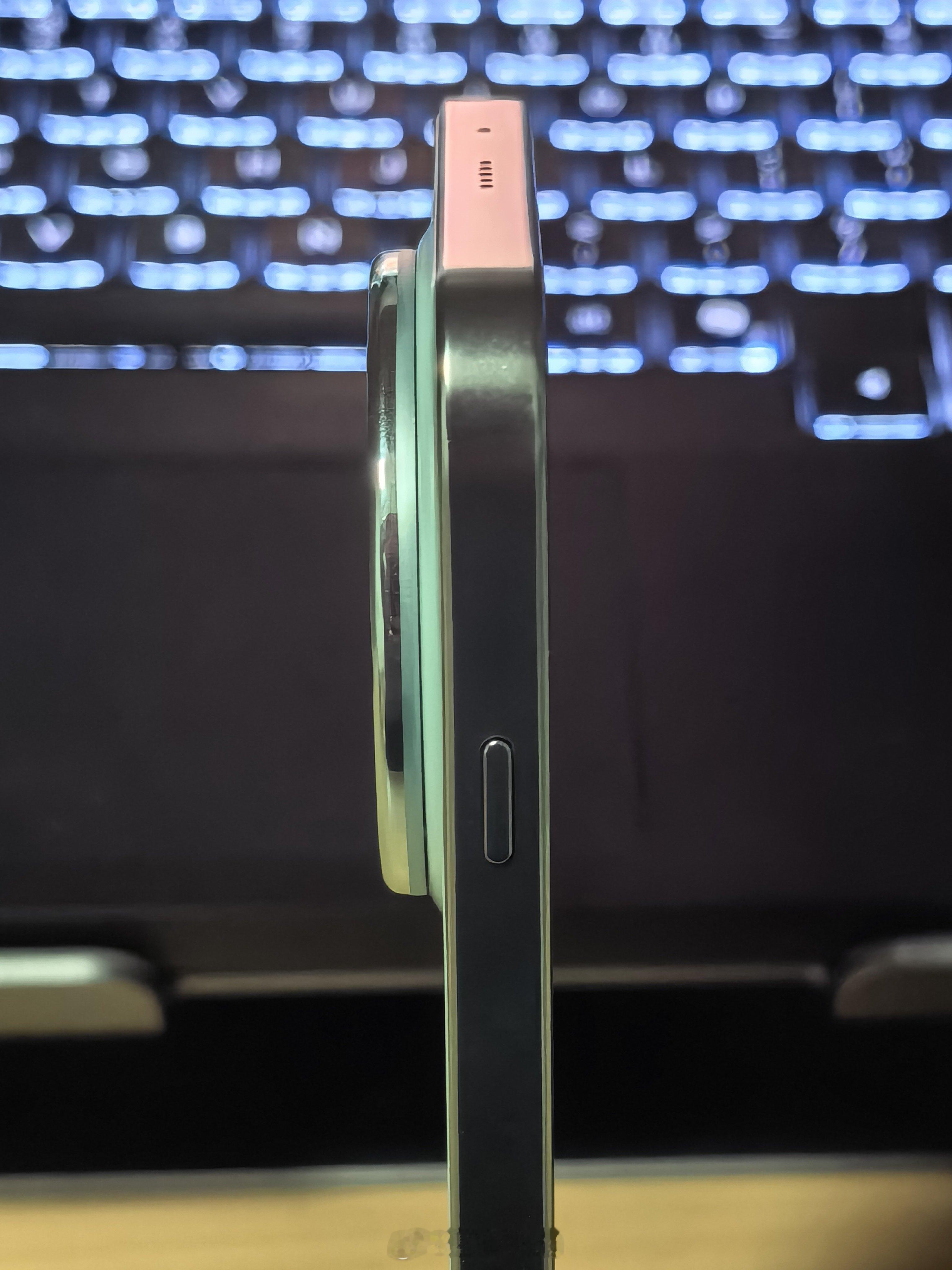 首先，这质感，真不像两千多的手机，像是三四千，nova的数字版和Pro版估计都没