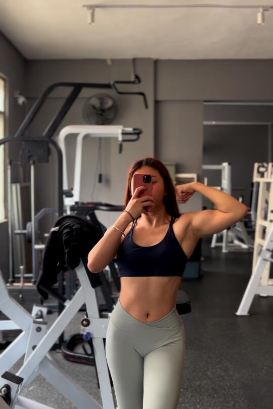 该有的肌肉线条