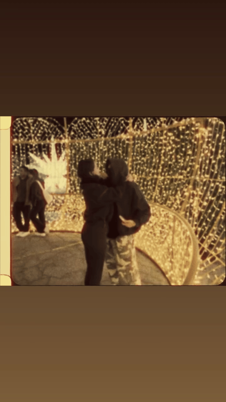 Selena Gomez赛琳娜戈麦斯和老公Benny blanco在乐园里甜蜜拥