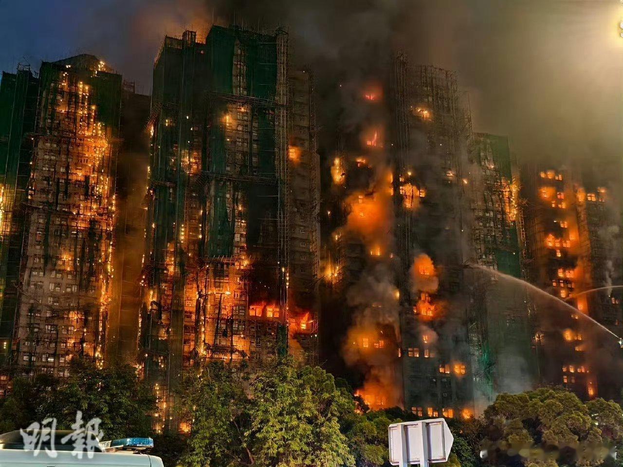 香港火灾好吓人，看起来好严重，去香港玩的时候就觉得那里街道狭窄，楼宇之间间隔太近
