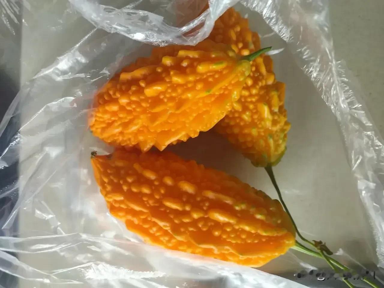 这是什么？是水果吗？叫什么名字？看着像苦瓜，实际不是的，掰开内瓤是一个一个软乎乎