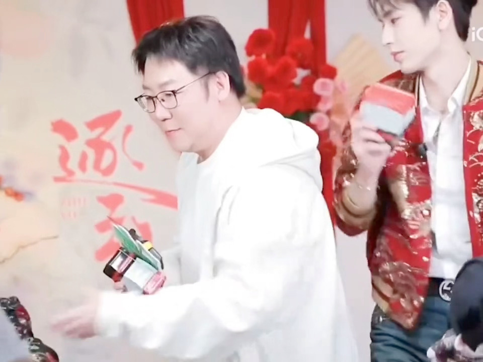 我当时看到这里的时候真的感慨张哥的手速好快，绕一圈还比导演先递过去这完全就是诠释