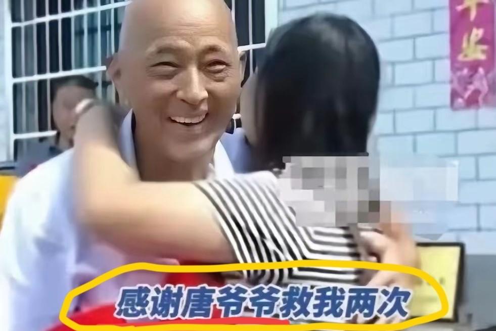 2024年，湖南发生一件暖心奇事：一位71岁大爷跳水砸窗勇救落水女司机，女子上门