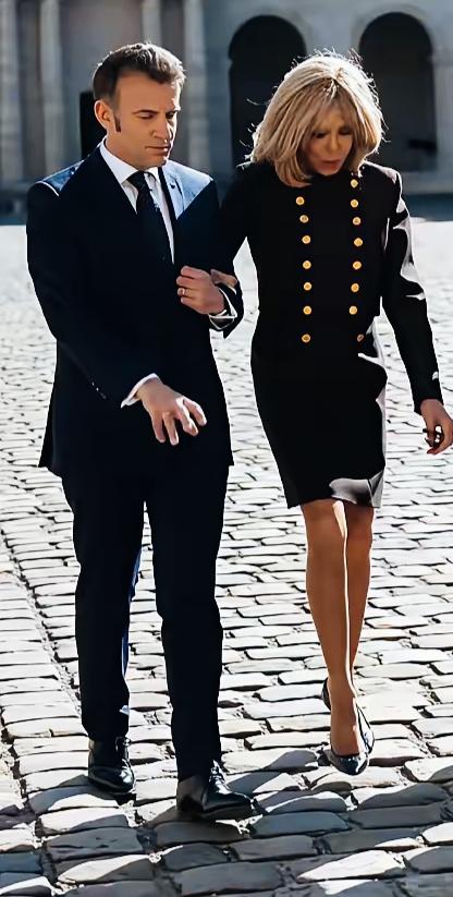 马克龙挽着穿高跟鞋👠的妻子布丽吉特，是不是很恩爱啊！
面对这样的路面，布丽吉特
