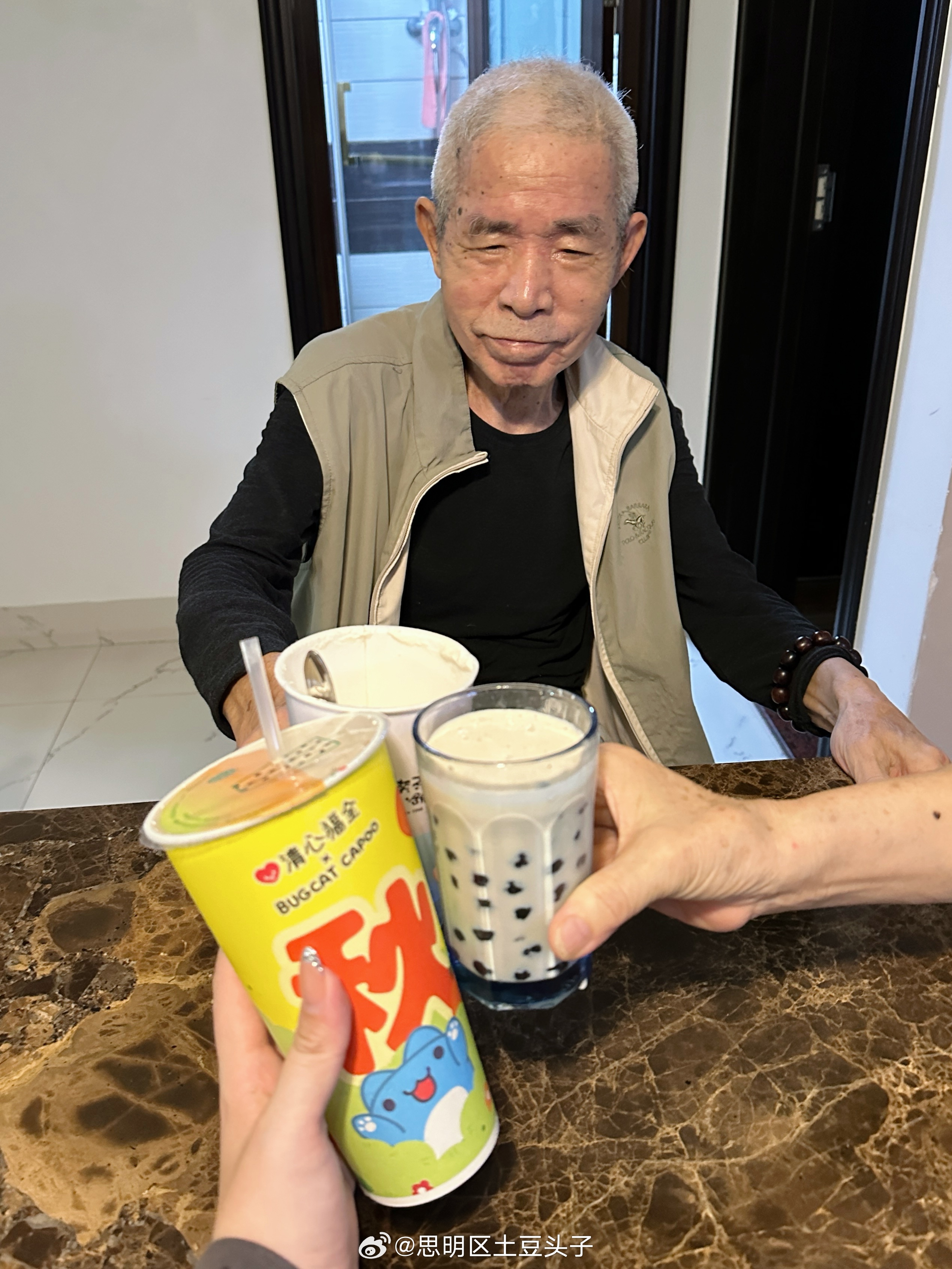 阿公爱喝珍珠奶茶给他带了喫茶小舖的阿君珍奶 很满意 马上喝光珍珠嚼不动也要叫阿嬷