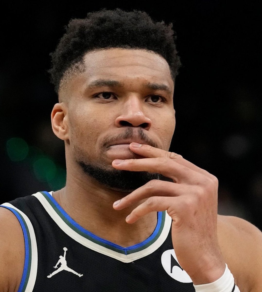 最近字母哥和雄鹿内部的闹文很多可以确定今年夏天他肯定会被雄鹿要交易走了我猜啊 勇