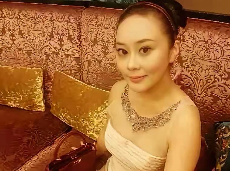 2014年，重庆永川女主持陈霞深夜被歹徒挟持，她跪地哀求：“我伺候你，饶我性命！