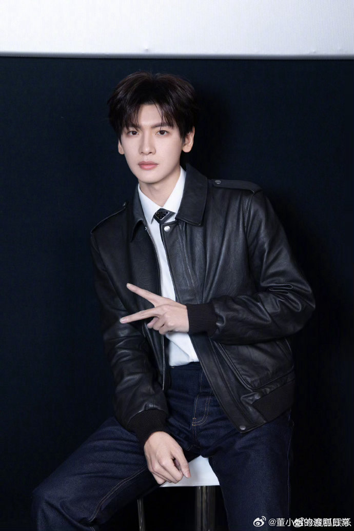 来看娱乐翟潇闻认证自己是沈月事业粉翟潇闻说自己是沈月事业粉 翟潇闻亲自认证是沈月