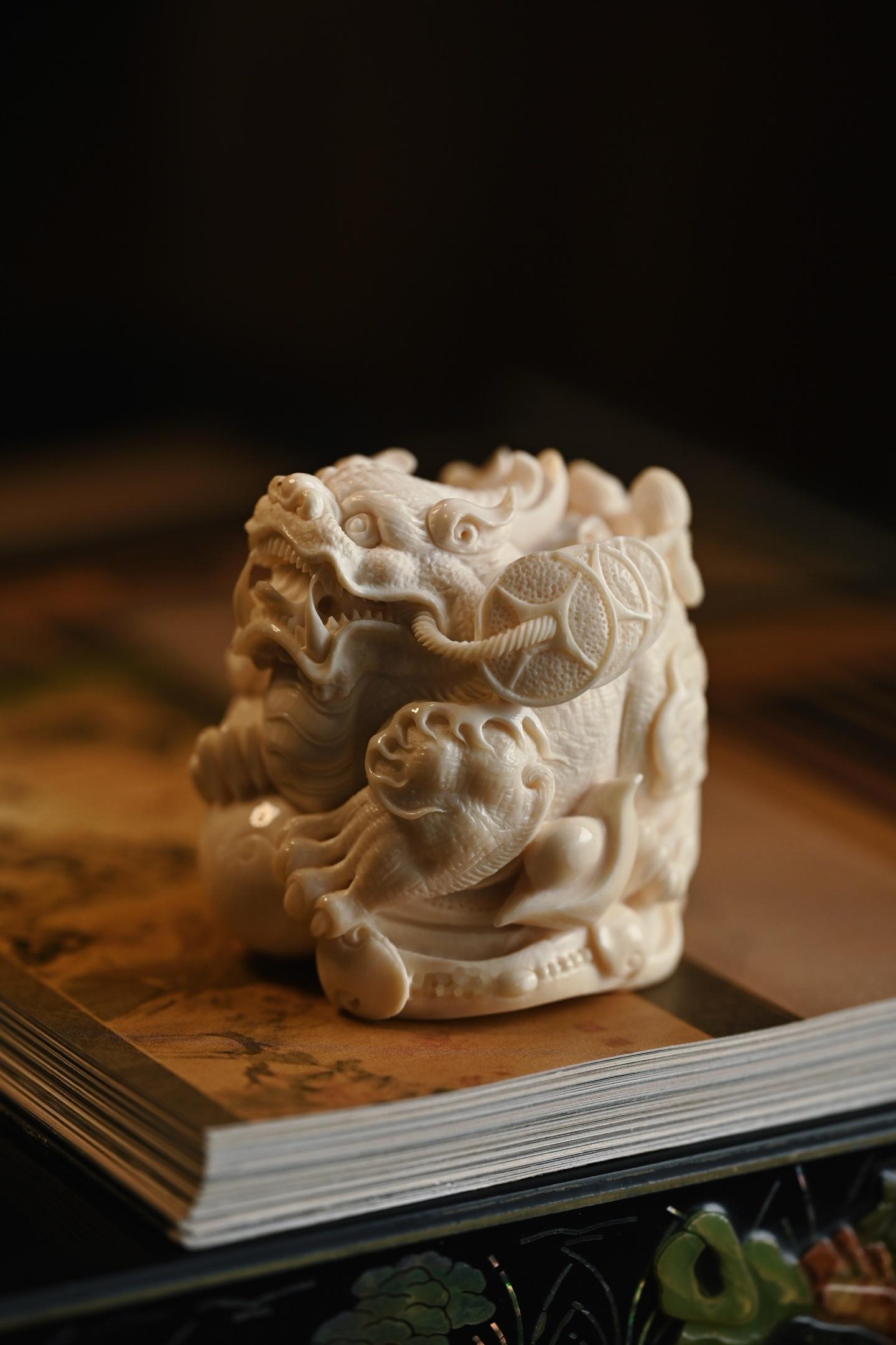 猛犸 | 貔貅雕刻貔貅铃眼长牙，身形壮硕，霸气威武，料质莹润，背驼钱串，满身元宝