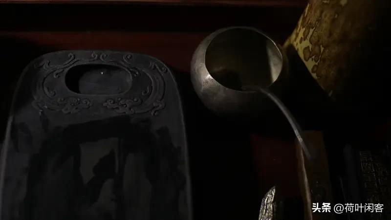 上联:金颜绘就宏图画;
下联:铁砚磨成锦绣文。
 友友来出下联 友友对出上联 友