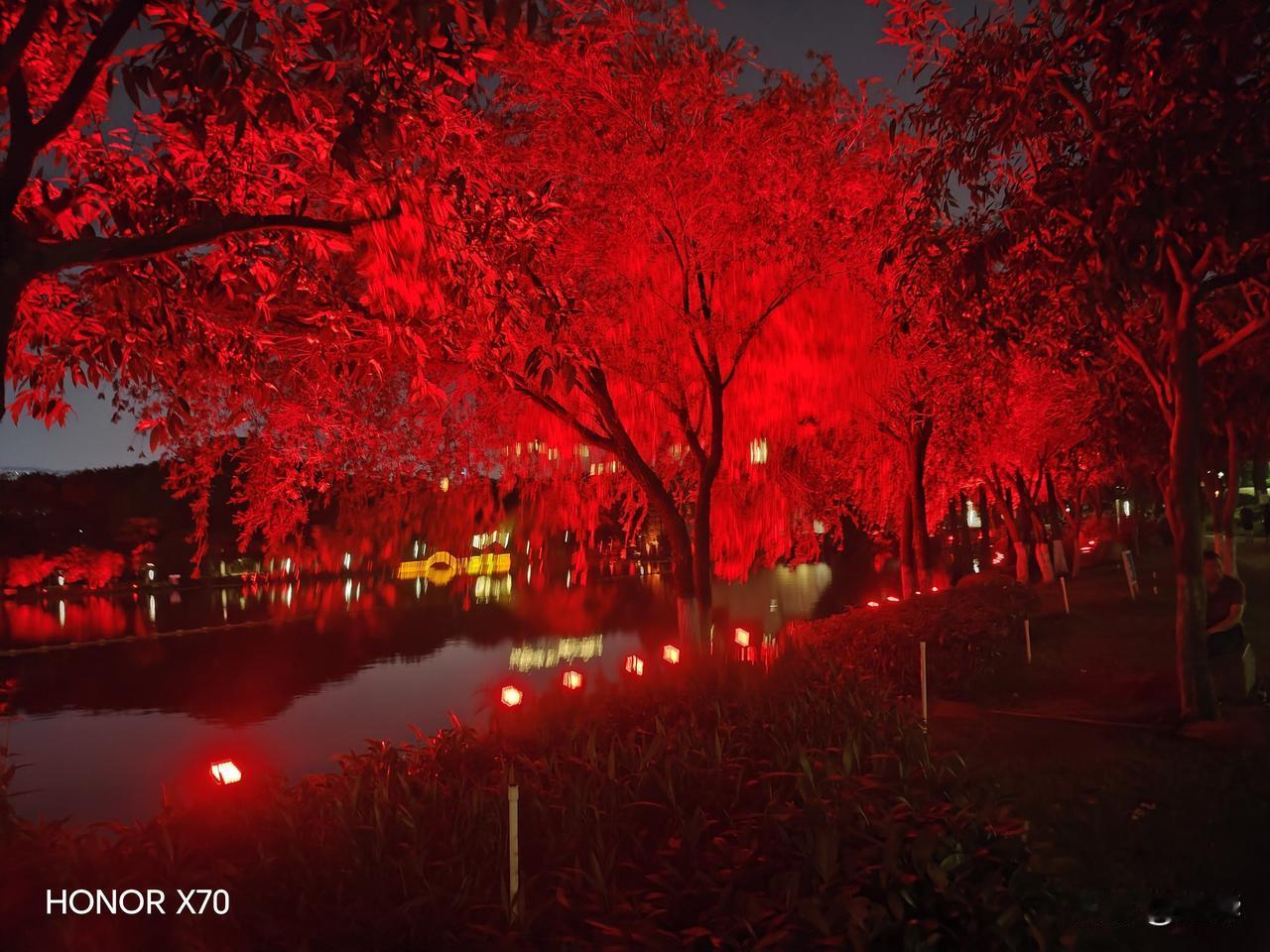 今天晚上去了广东省佛山市南海区桂城街道千灯湖散步，顺便看看夜景灯光秀，很久没有去
