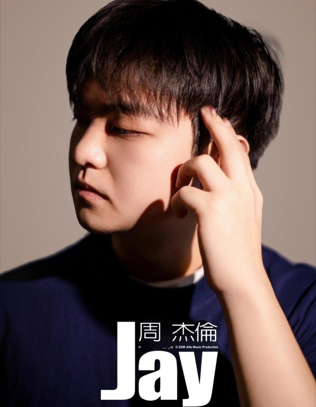 周杰伦再不发歌粉丝要回归了 粉丝们的催歌行动已经从线上蔓延到线下，举牌喊话、街头