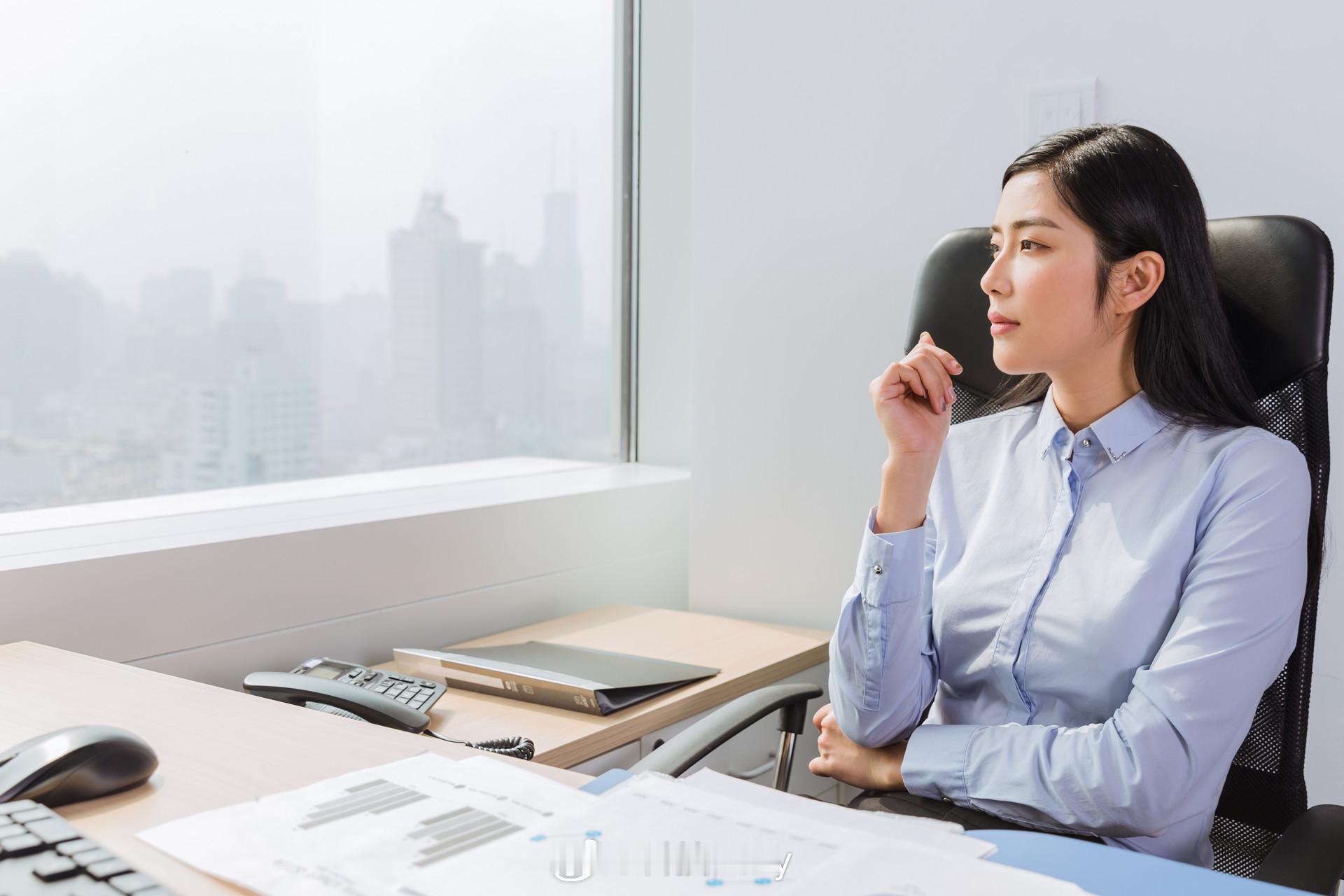 第1天入职第2天就出国 本以为是什么好事，结果是骗子。其实最基本的是不要相信天上