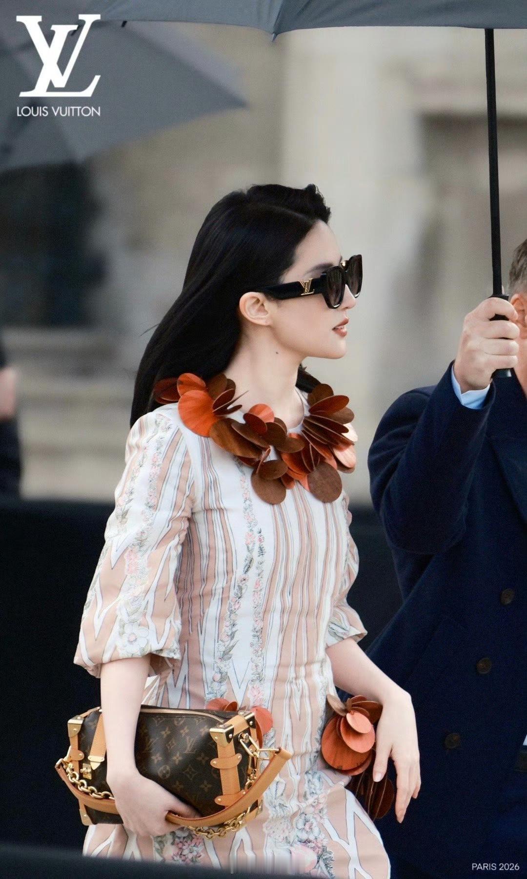 刘亦菲撑伞神图来了！
简直不要太好看，头发丝都美的发光。
神仙姐姐走起路来美飒美