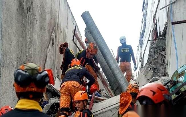 菲律宾那场7.9级地震，震出了一个尴尬的现实。
地动山摇的一瞬间，很多菲律宾民众