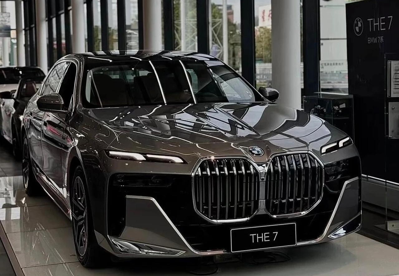 宝马大降价30万宝马7系降价30万，喜欢的朋友可以去提车了… 