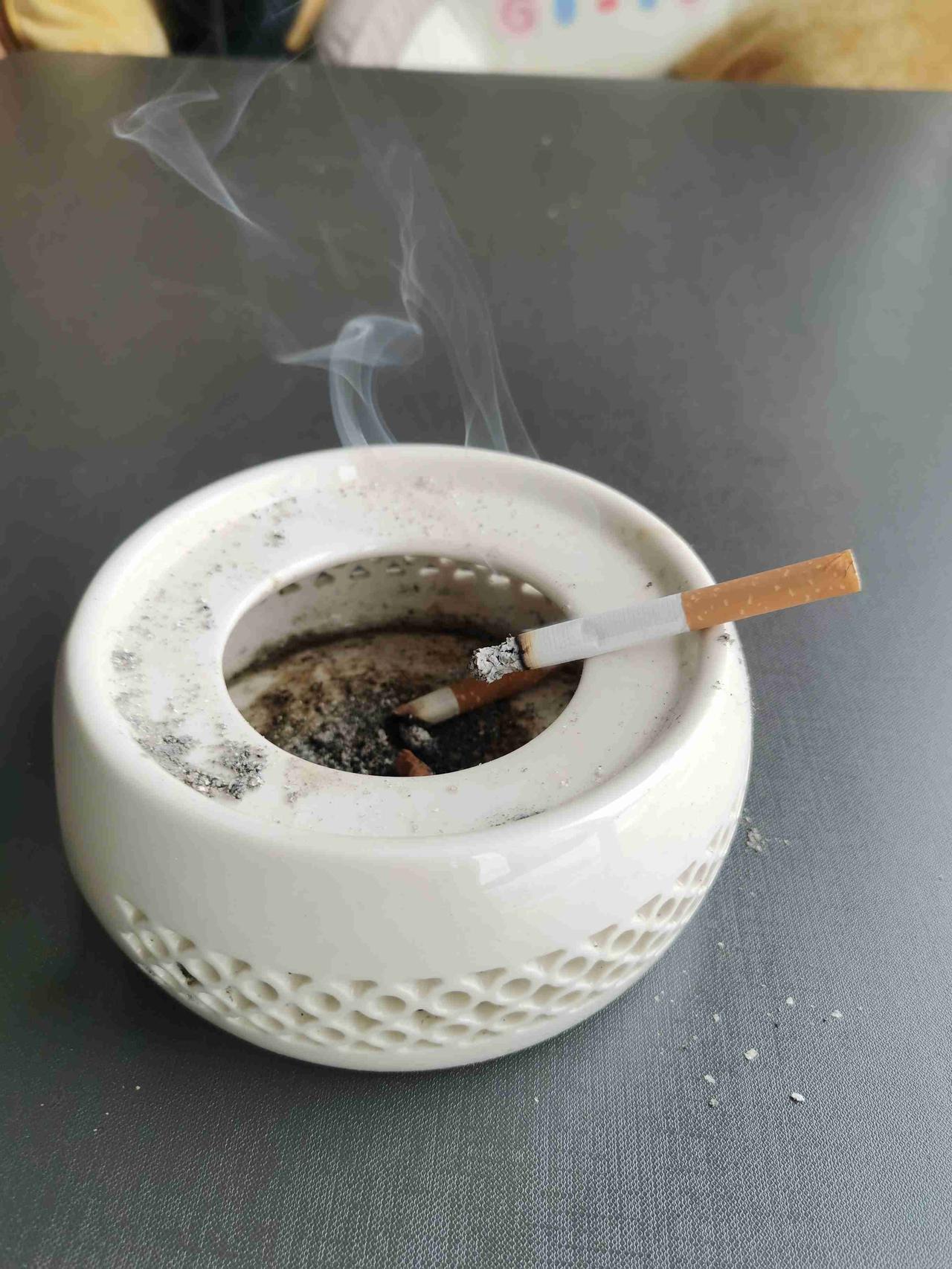 我的今日状态：😎自信酷炫
我这里的天气：☀️晴天

看着烟雾缭绕，心里很苦恼，