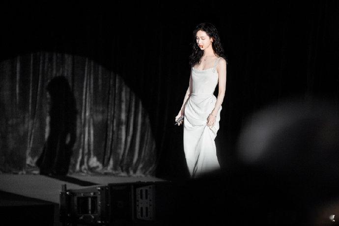 陈都灵活动现场近距离直拍，温婉气质型美女一枚！[好喜欢] ​​​