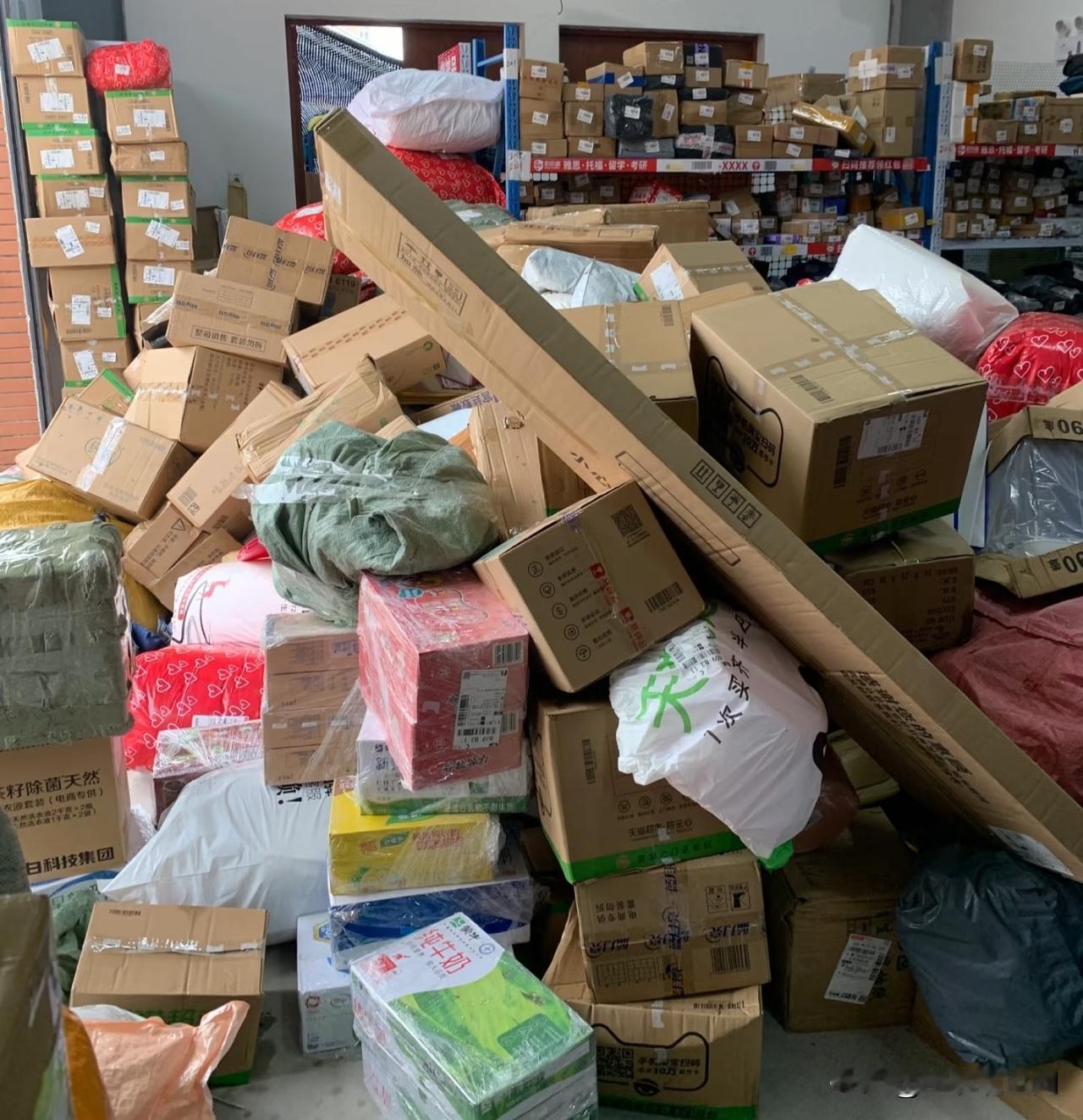 我在大学城开快递站，今年发现个挺明显的变化。
以前货架上堆的都是衣服、鞋子、化妆