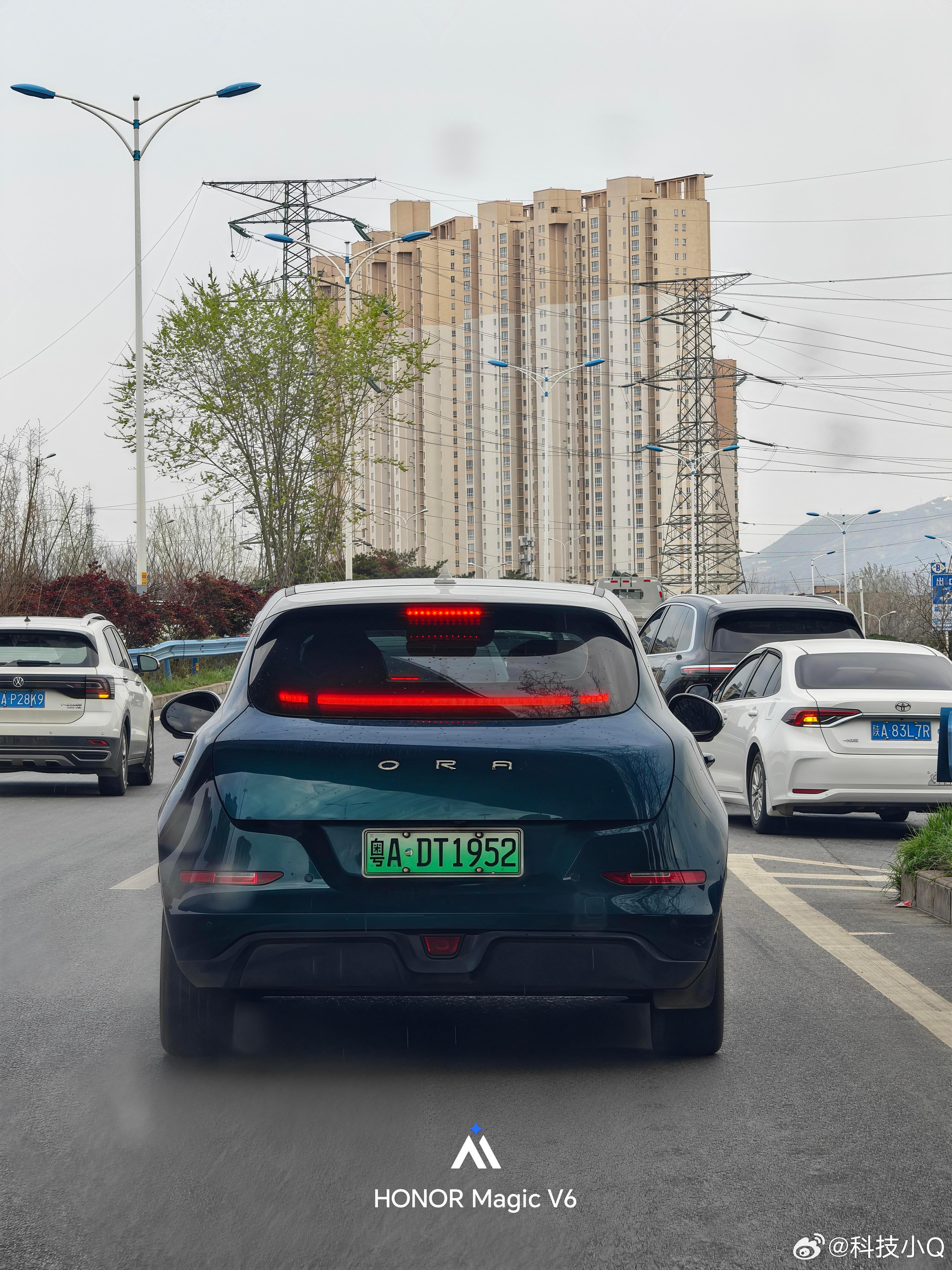 长城小欧拉看起来还是有设计感的现在的A0级别有设计感的车辆越来越少了而且要把动力