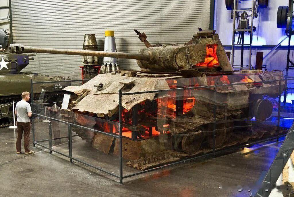 一辆被炸毁的德国豹式中型坦克，位于德国技术博物馆内。

这辆坦克被地雷或航空炸弹
