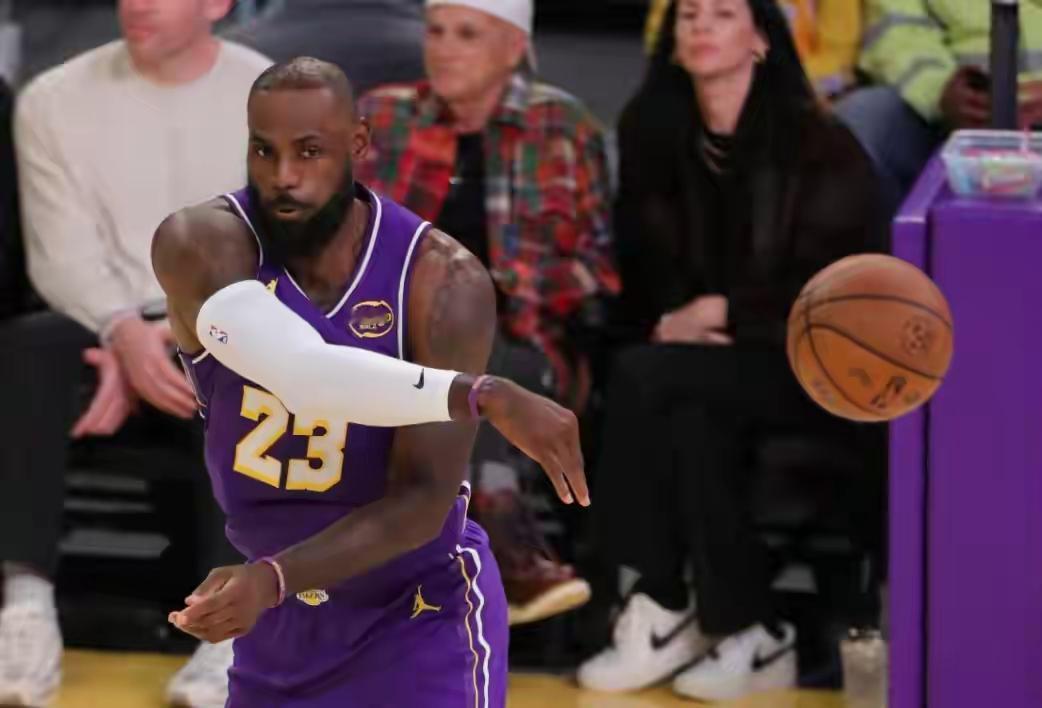 17投4中怒砍8分，詹姆斯保持了18年的连续得分上双纪录被迫中断。NBA常规赛连