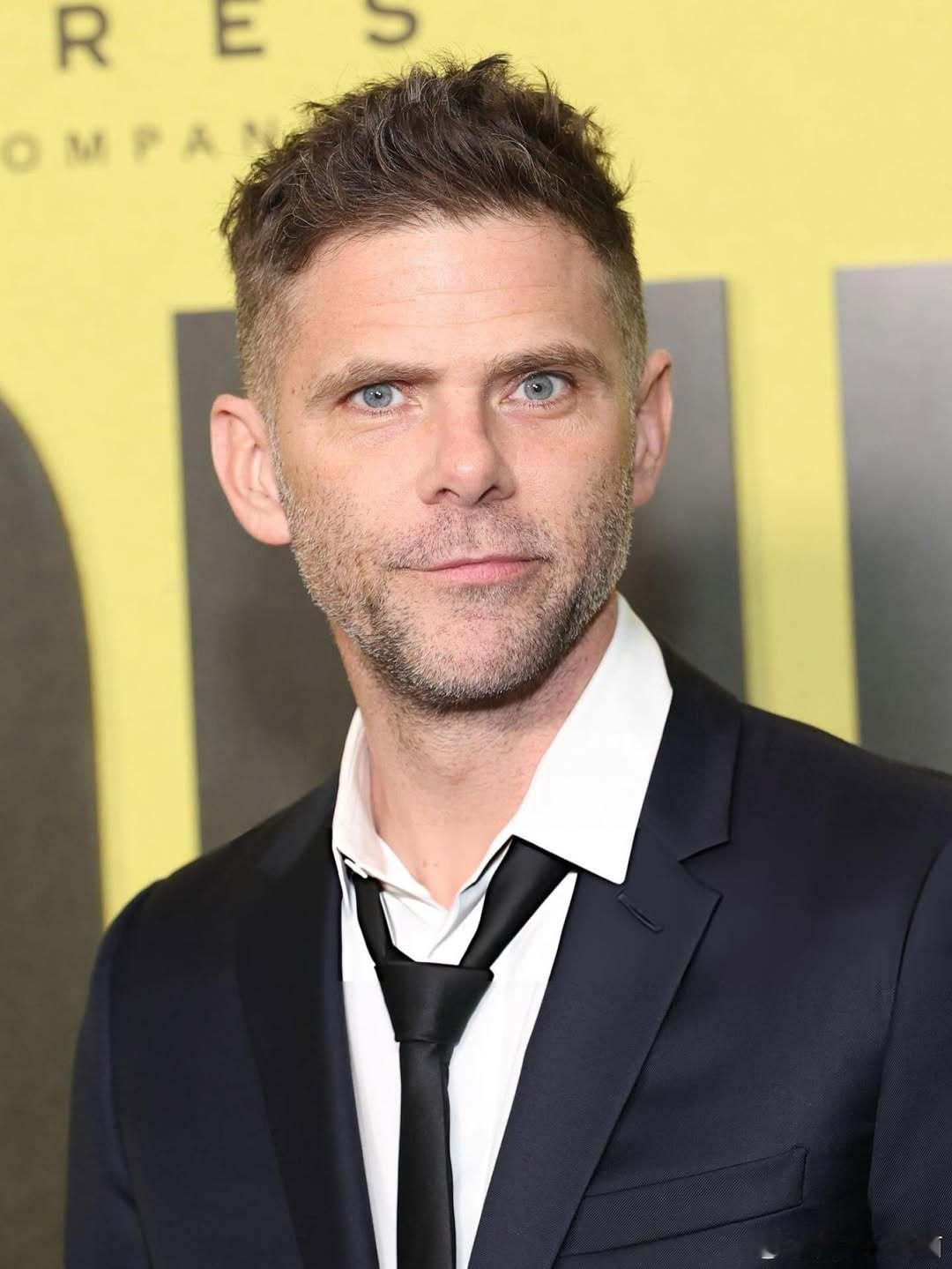 SNL卡司参加老板传记电影《洛恩·迈克尔斯》纽约首映礼 