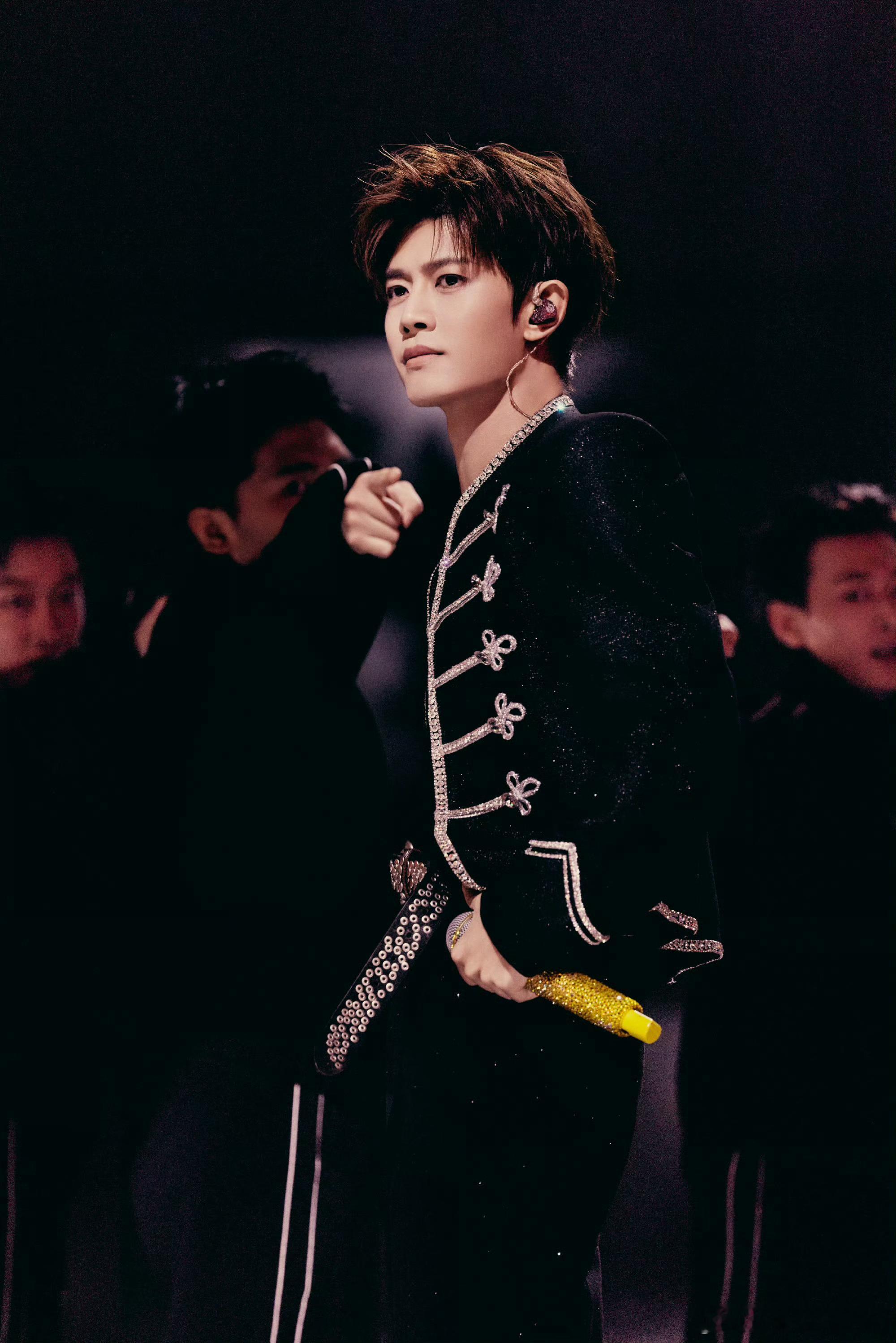 任嘉伦个人艺术中心[超话]任嘉伦个人艺术中心 早安，任嘉伦比喜欢多一点的是心动，