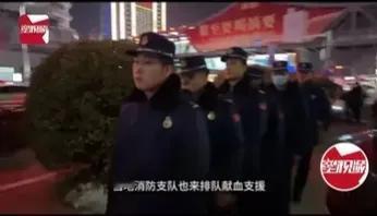 山东德州不愧是个有温度的城市，学校门口重大交通事故发生后，市民争先恐后前来献血。
