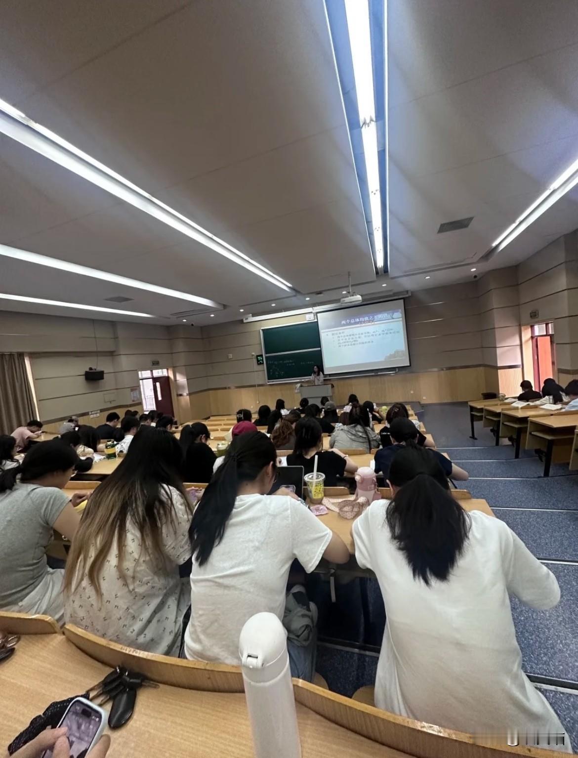 36岁高三老师猝然离世，
别再让教师拿健康赌学生前程

太揪心了！距离高考只剩十