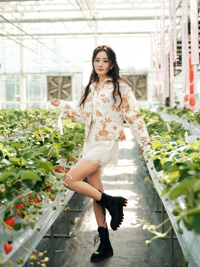 杨幂与大自然亲密对话   杨幂草莓味甜心 目睹杨幂与大自然的亲密交流，她的一颦一