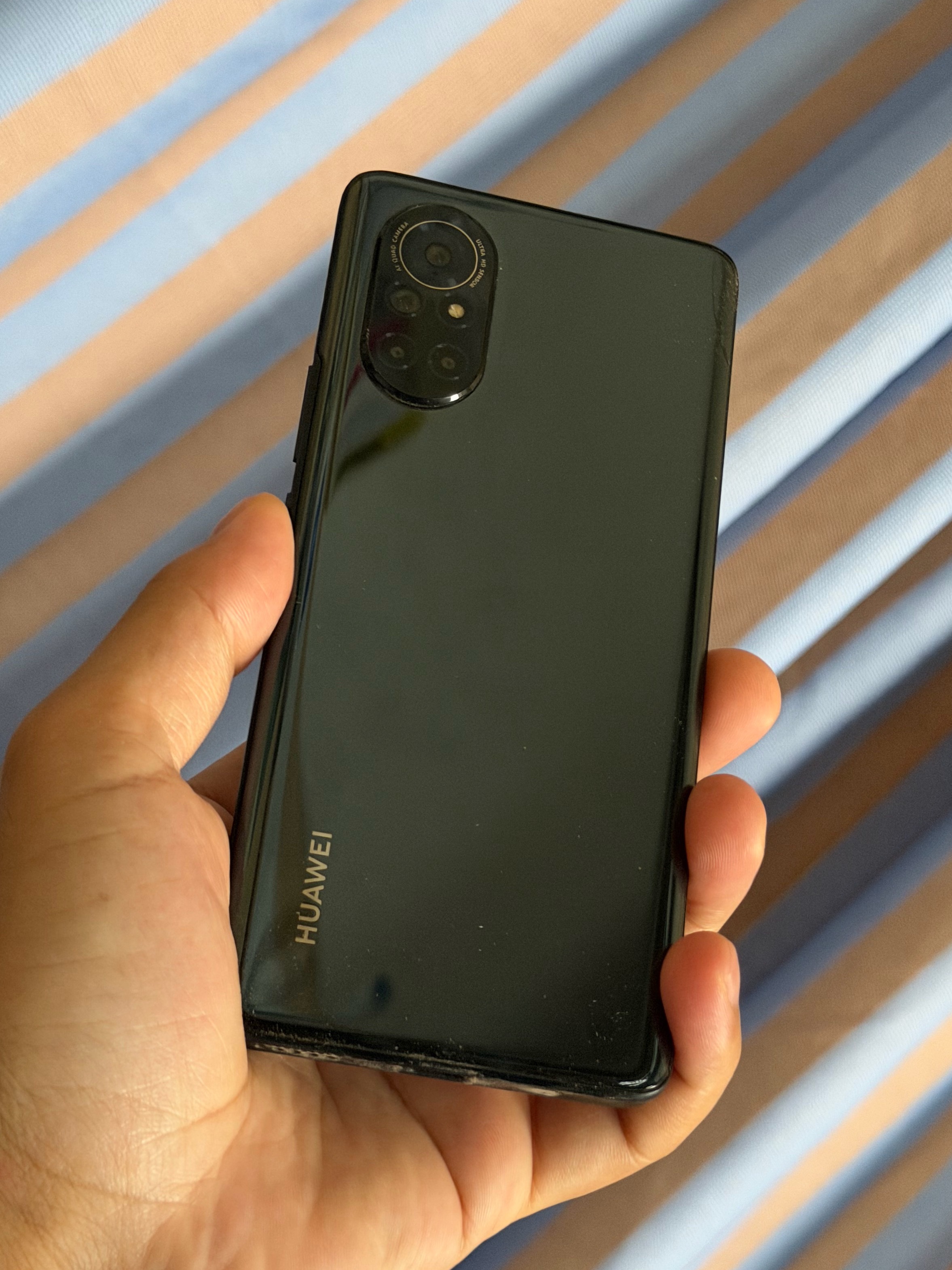 表哥的华为nova 8，用5年多了，按照他意思，手机只要不坏，就不会换手机，并不