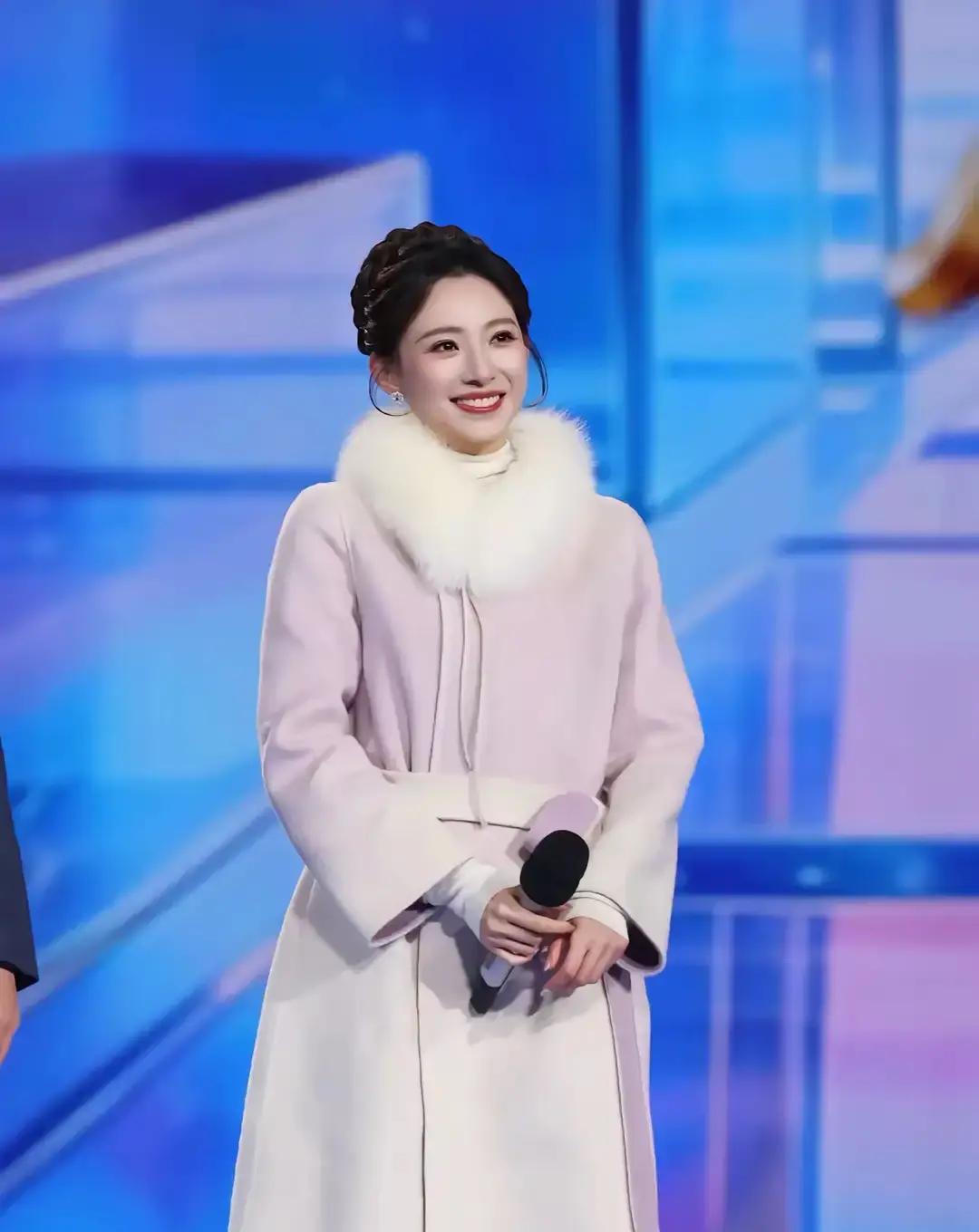 -15℃穿单衣直播
 
央视把跨年晚会搬到山西黄河边，主持人龙洋的礼服薄得透光。