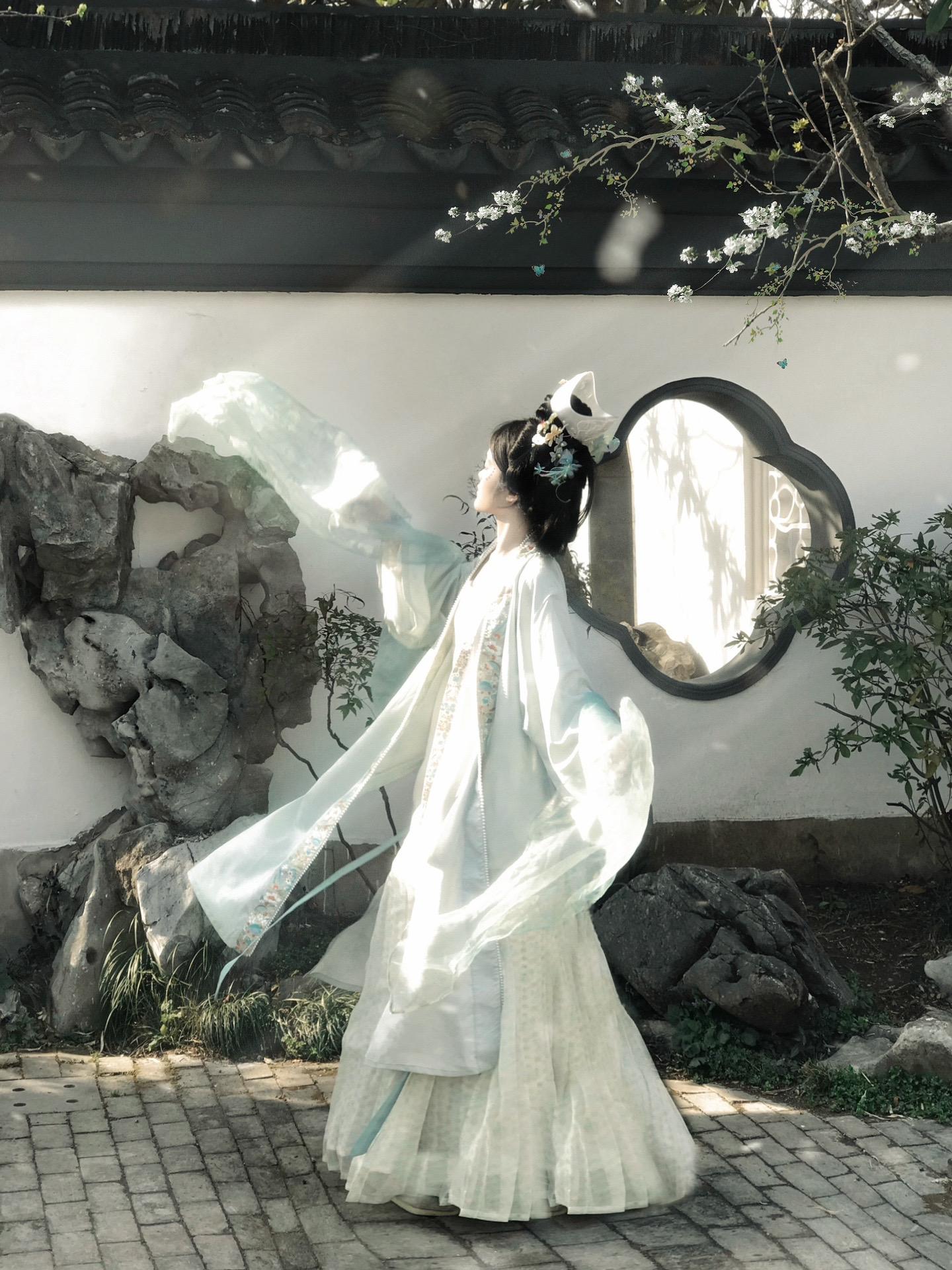 “白雪却嫌春色晚 故穿庭树作飞花”
