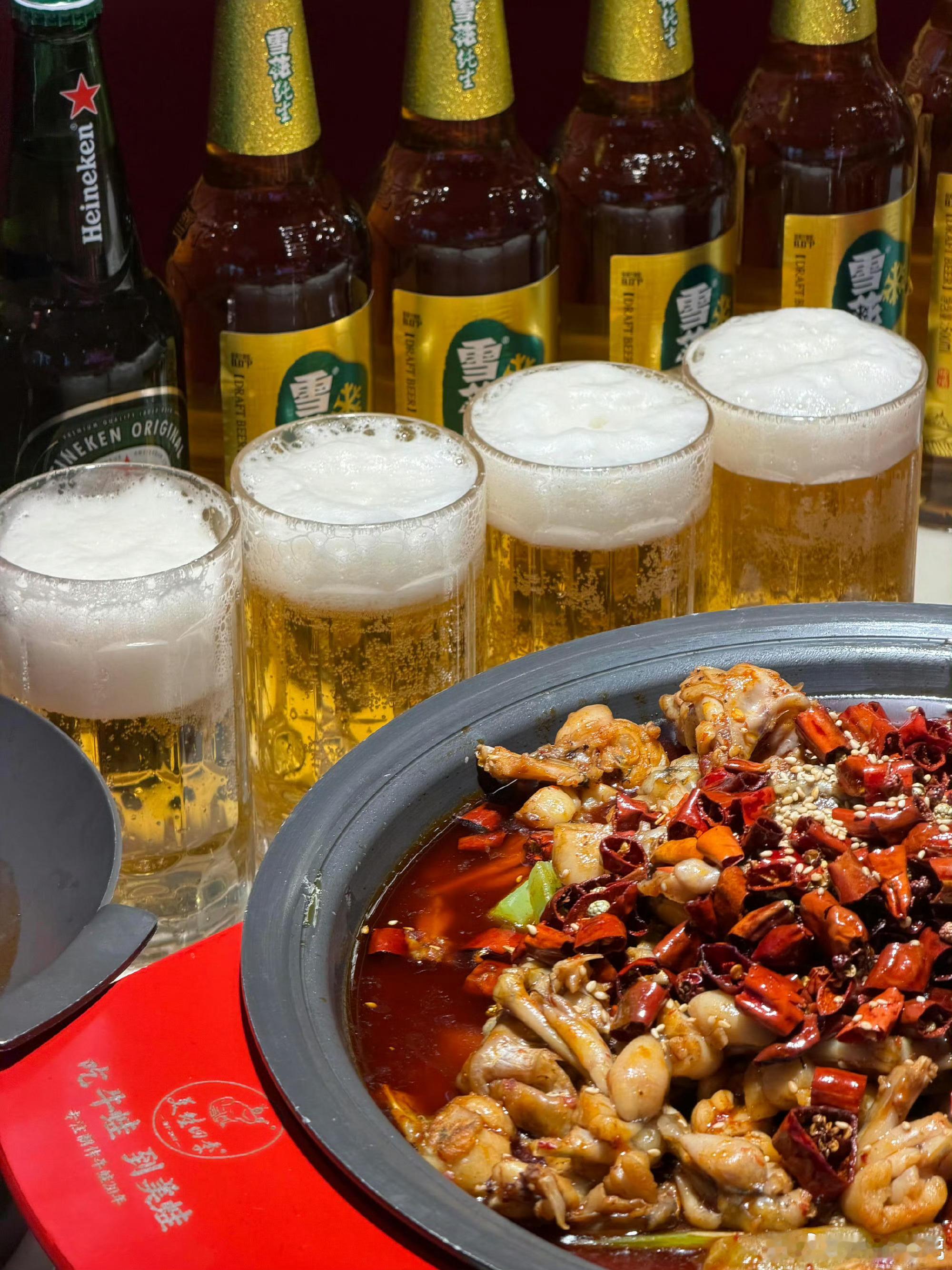 决赛球迷冰啤零食买出年夜饭规格世界杯决赛前的球迷belike原本冷清的深夜客厅焕