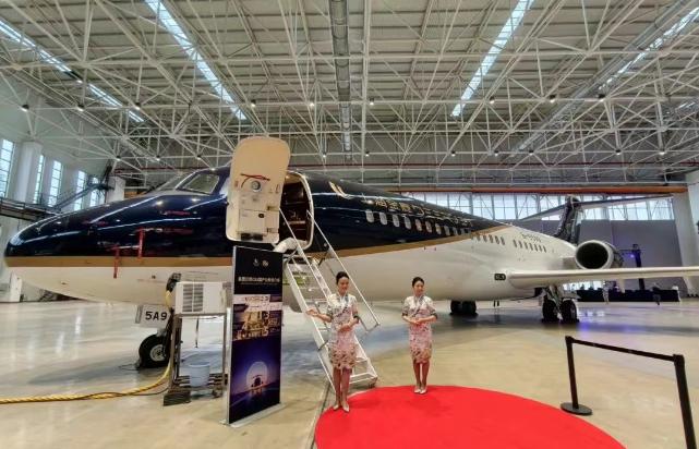 今天上午，海航集团旗下的金鹿公务在上海举行全球首架C909的公务机(CBJ)正式