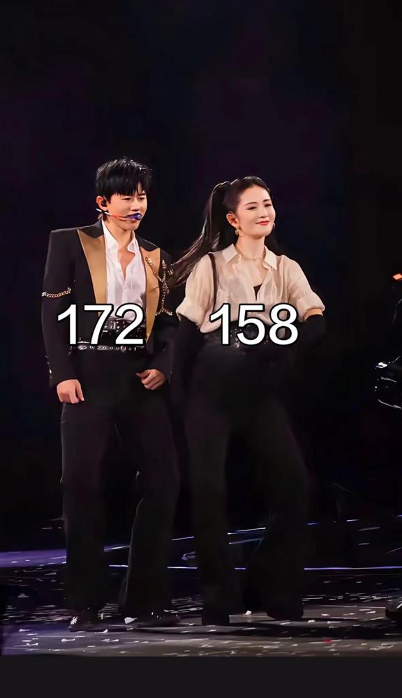 谢娜跨年跳个舞，竟被骂惨了，说她44岁还硬跳少女舞，小肚子大得像怀四胎。
 
她