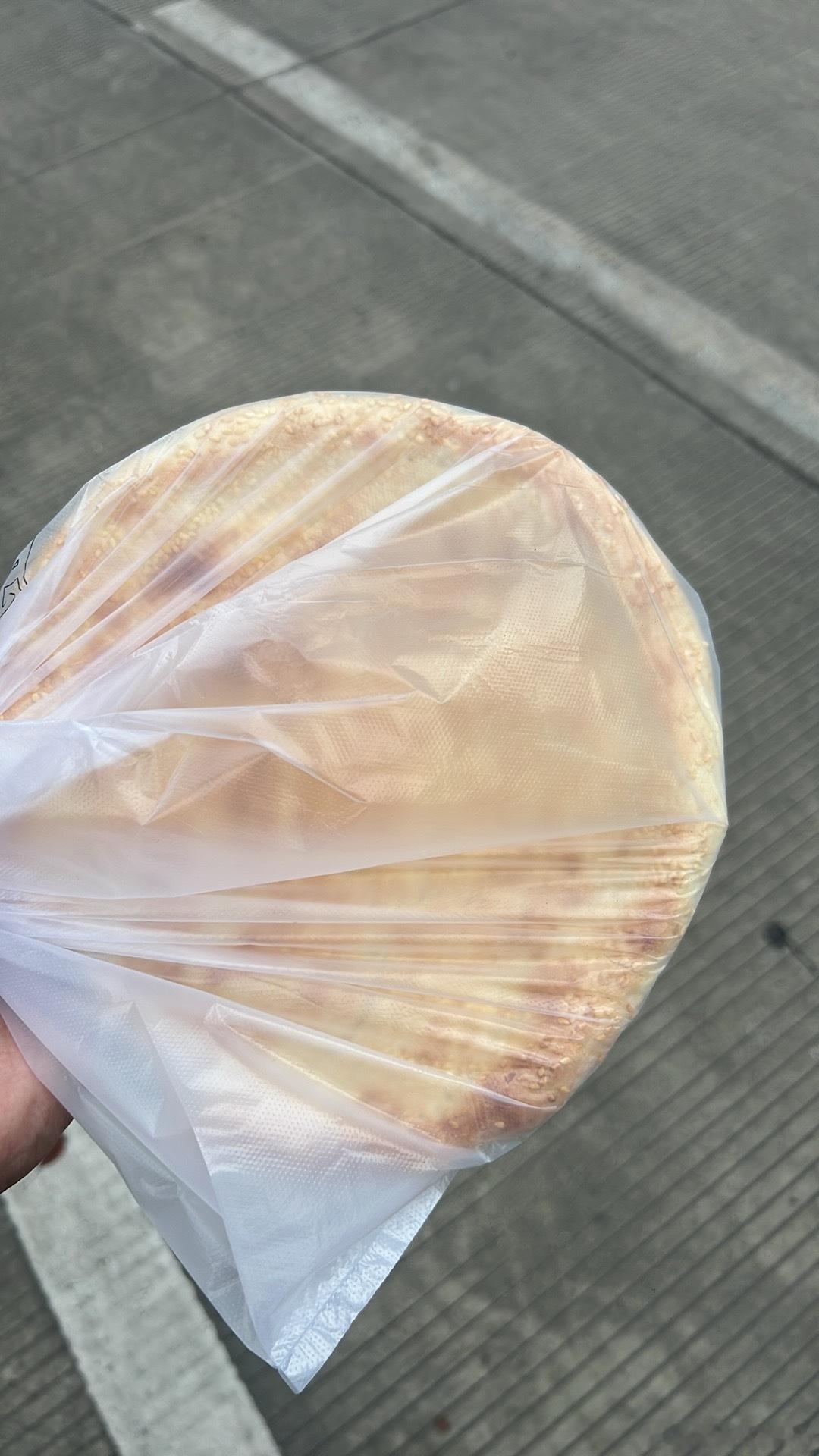 门口开了一家新疆菜，我就过去看了一眼就给了我一个囊，好家伙，格局大了哈。18号开