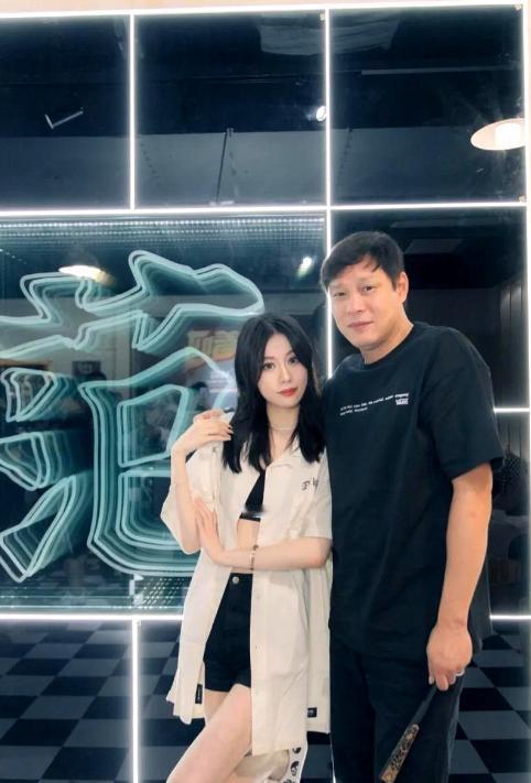 当年放狠话"想娶我女儿必须在上海买房"的范志毅，如今却穿着拖鞋，亲自下楼去接深夜