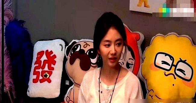 一句玩笑话，毛不易李雪琴CP话题爆了。 谭松韵随口一句“你俩结婚得了”，现场瞬间