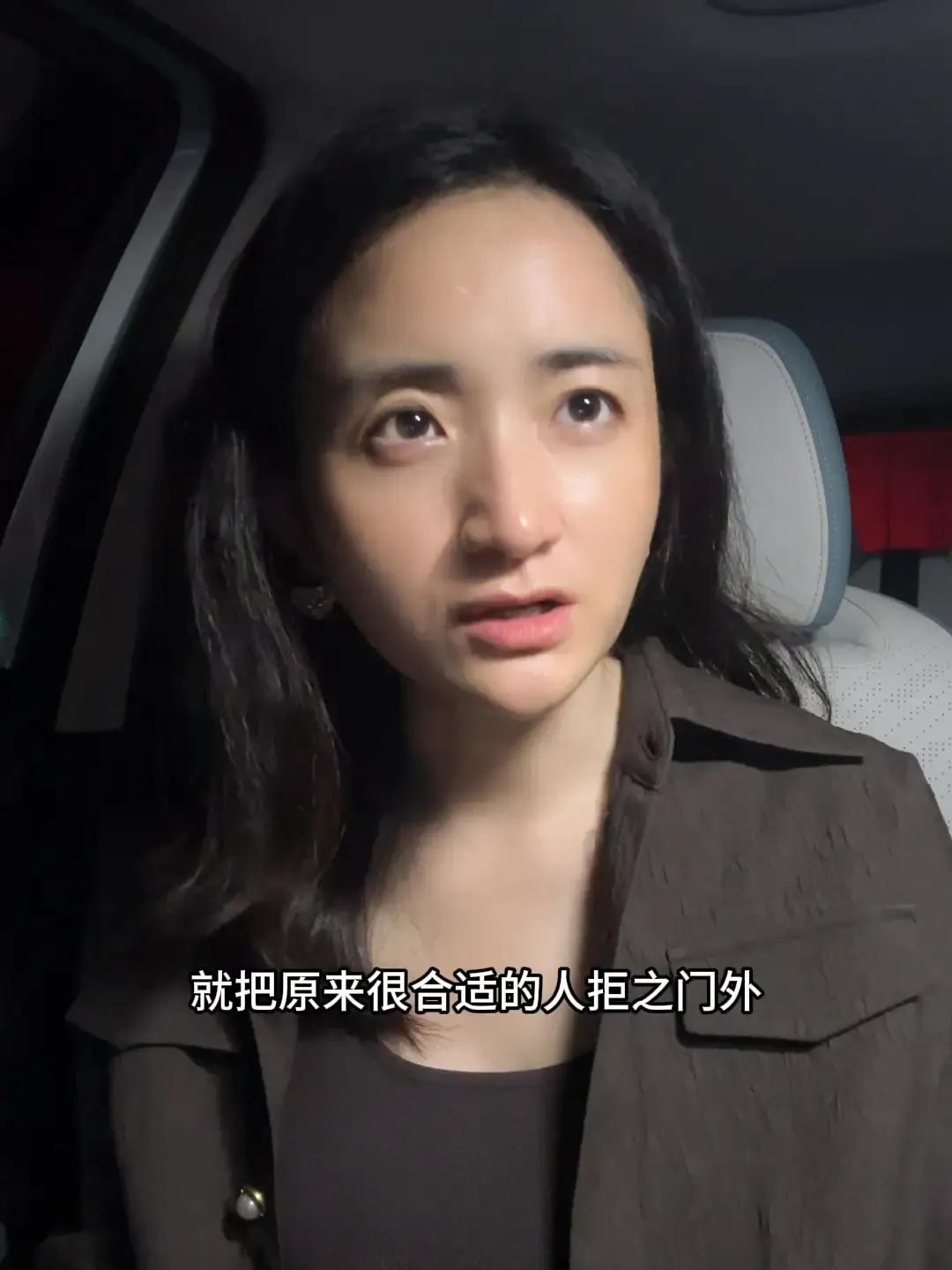 其实有时我特别懊悔，懊悔年轻之际不该将物质看得那般重要，不该由于所谓的房子、车子